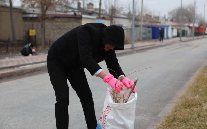 500 жителей Туркестана вышли на общегородской субботник