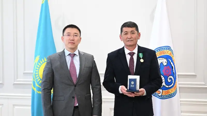 Президент наградил медалью «Шапағат» водителя автобуса в Алматы