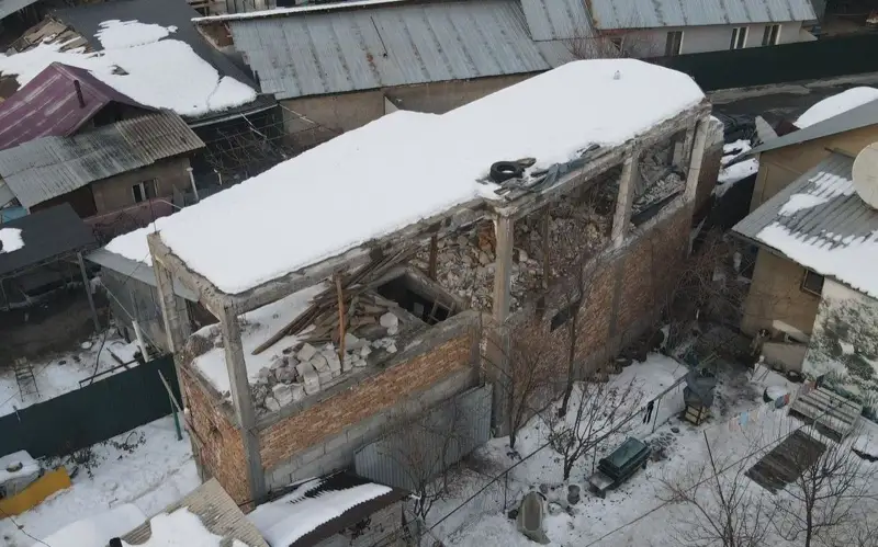 В Алматы сносят еще один незаконный объект