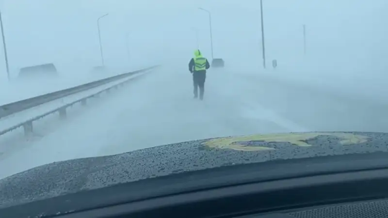 Около 500 автомобилей застряли между Жезказганом и Сатпаевым