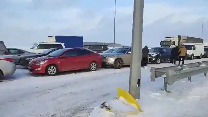 Около 500 автомобилей скопились на блокпосту Щучинска