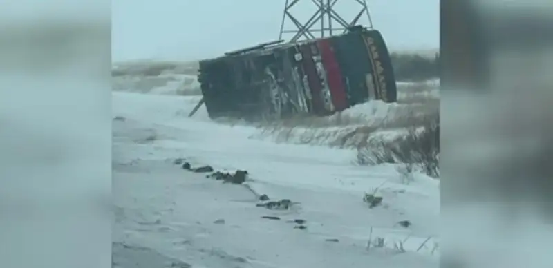 Қарағанды облысында қатты желдің екпіні автобусты аударып жіберді