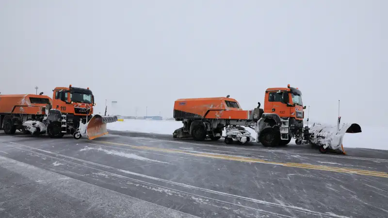 аэропорт, самолет, рейс, вылет, задержка рейса, снегоуборочные машины, очистка снега, метель, отмена рейса, қар тазалау, әуежай, қар, рейстің кешігуі, рейсті тоқтату