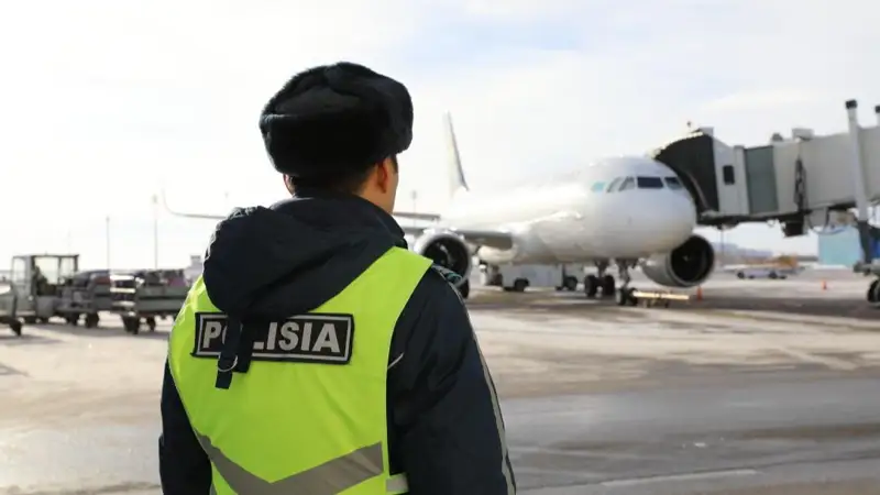 Иностранца оштрафовали и сняли с рейса за плевок в аэропорту Алматы