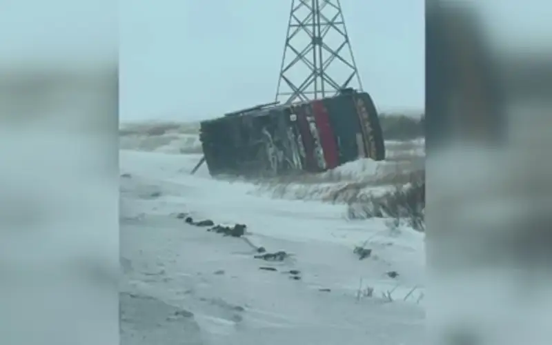 Автобус с пассажирами перевернулся из-за ветра возле Караганды