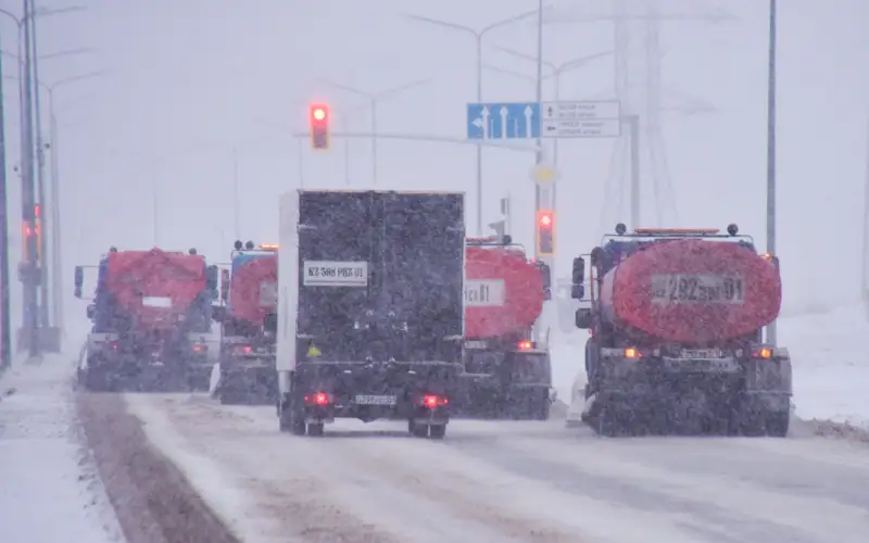 трасса, закрыта дорога, метель, буран, снегоуборочные машины, қар тазалау машиналары, автожол, жол жабық, боран
