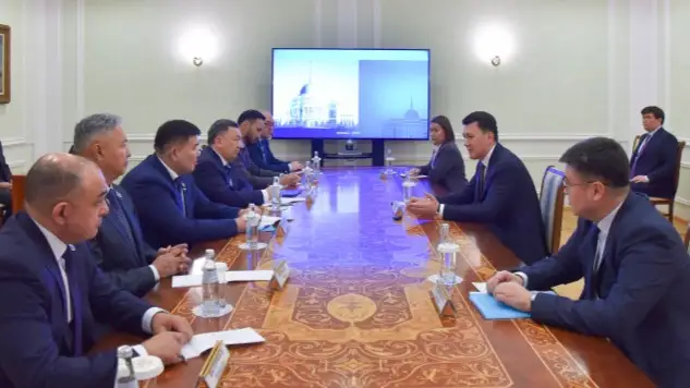 Ерлан Карин встретился с руководителями фракций Мажилиса Парламента