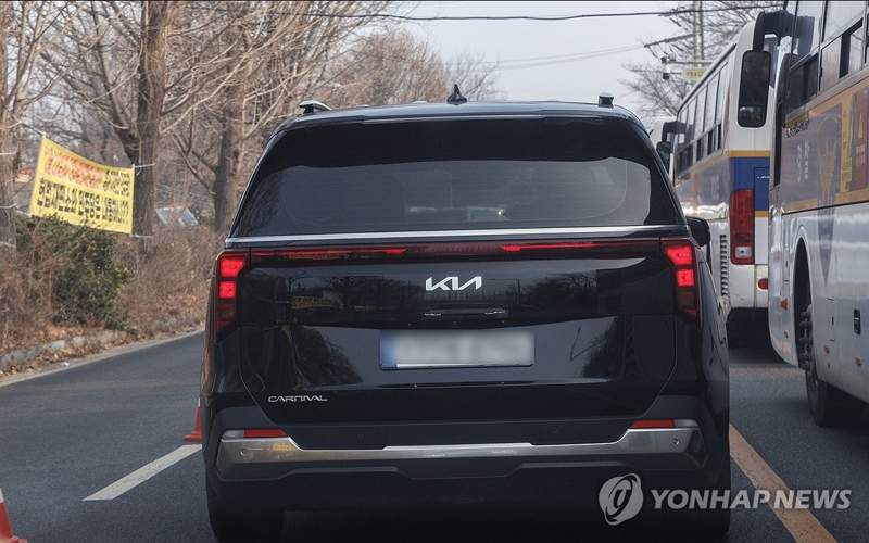 A vehicle belonging to the Corruption Investigation Office for High-ranking Officials approaches the Seoul Detention Center in Uiwang, south of the capital, on Jan. 22, 2025. (Yonhap)