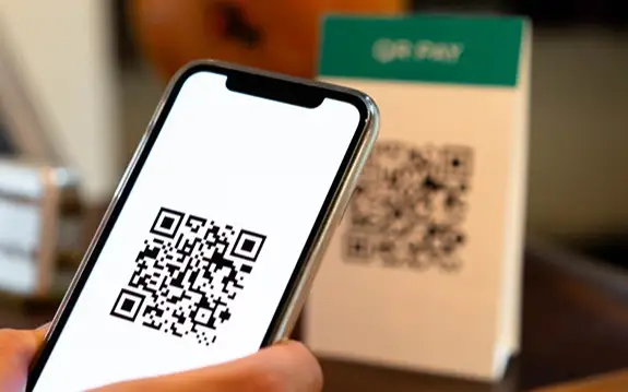  Объявления с опасными QR-кодами появились в подъездах казахстанцев – фейк