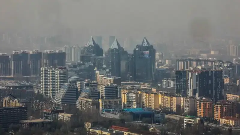 Búgin bir megapolıste aýa sapasy nasharlaıdy