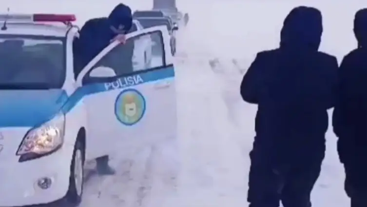 полиция на заснеженных трассах