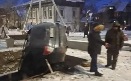 Петропавлда жеңіл көлік көшеде қазылған шұңқырға құлады