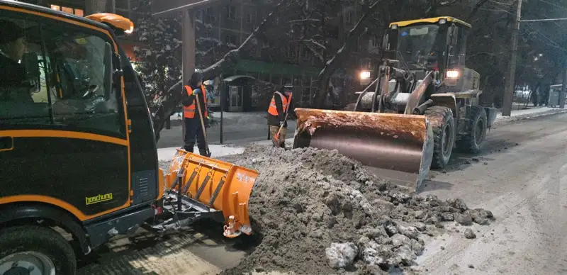 Almatyda qar tazalaý jumystary qalaı júrip jatyr