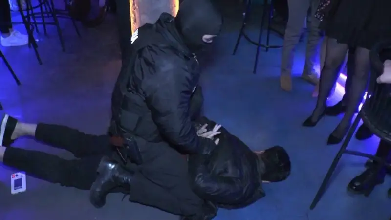 Алматыда ұйымдасқан 10 қылмыстық топ ұсталып, жүзге жуық қару тәркіленді