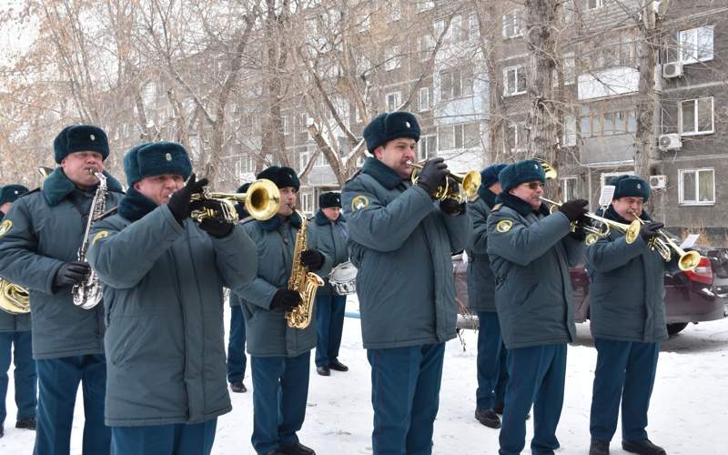 СҚО-да 99 жасқа келген майдангердің құрметіне аулада әскери оркестр ойнады