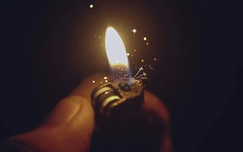 Россия болаларга зажигалка сотганларни жаримага тортади