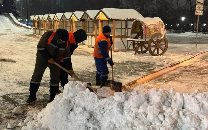 Тысячи рабочих расчищают Алматы от двухдневного снега