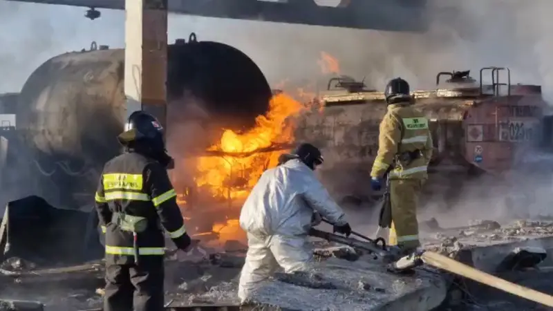 Свыше 20 человек тушили пожар на АЗС в Жезказгане