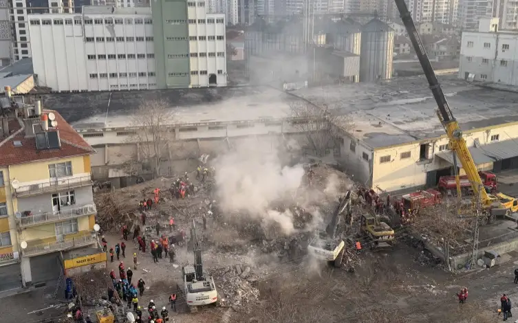 Четырехэтажное здание обрушилось в Турции: задержаны подозреваемые