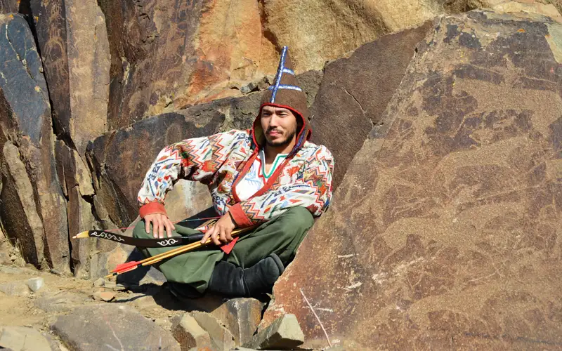 Петроглифы раннего и позднего бронзового века встречаются в горах Архарлы — археолог