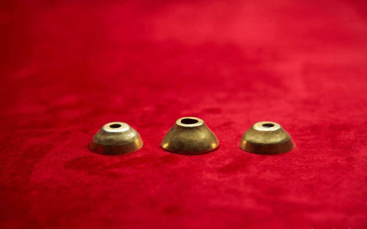 Жігіттер фотосуреттерді сорып жатқан жігіттер