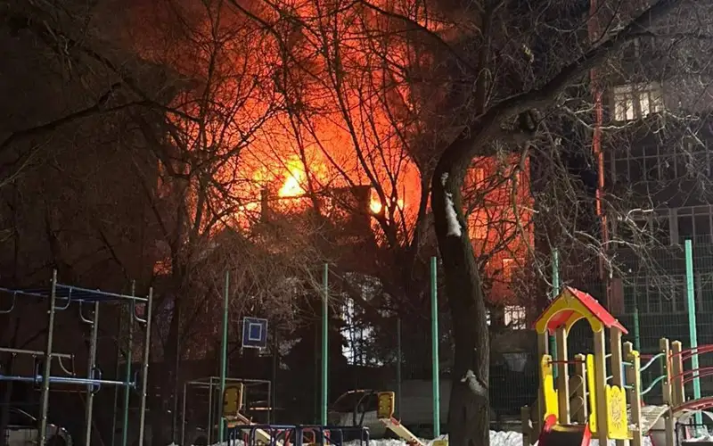 Бизнес-центр горит в центре Алматы