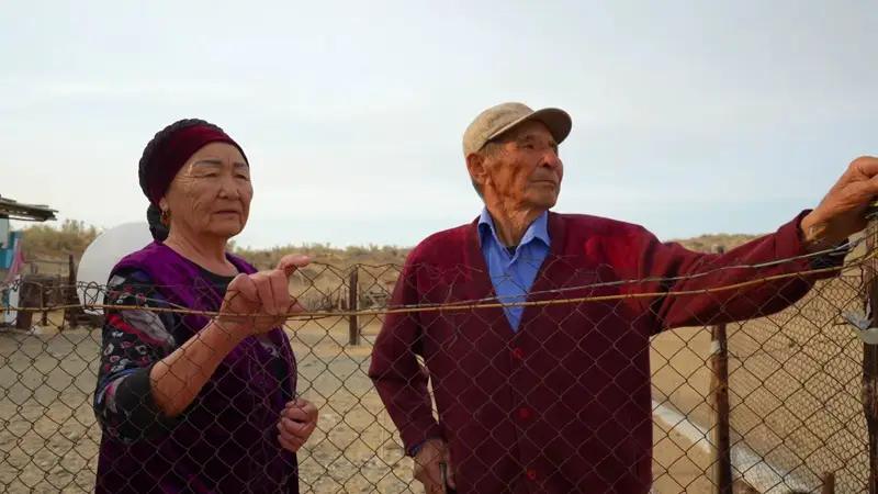 Одинокий дом в пустыне: пожилая пара из Жетысу уже 40 лет живет в песках