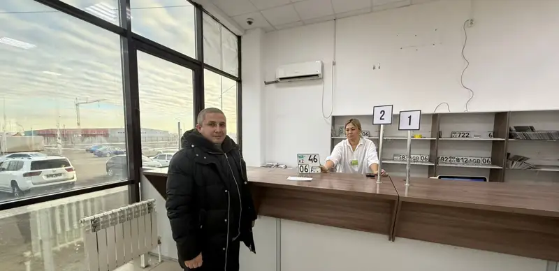  Atyraý turǵyny mopedin kólik quraly retinde tirkeýden ótkizdi