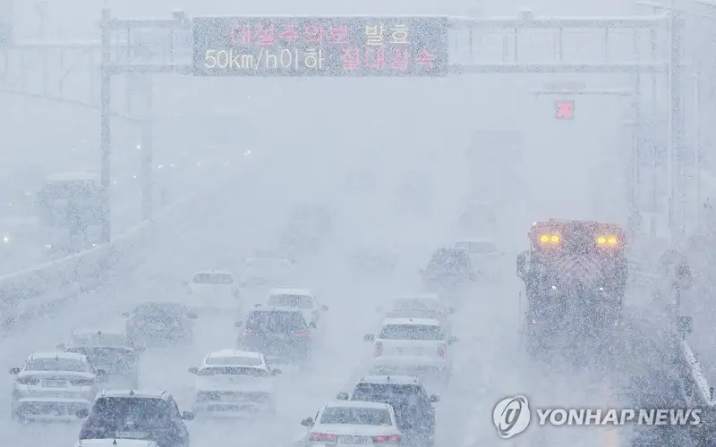 Heavy snow blankets South Korea on Lunar New Year