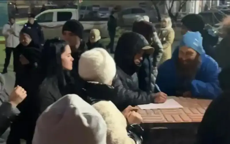 жильцы требуют сноса забора 