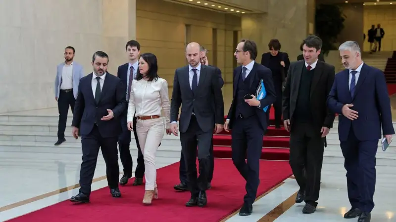 Министры ЕС согласовали дорожную карту по смягчению санкций против Сирии