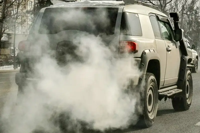 дым от машины, прогрев машины, грязный воздух