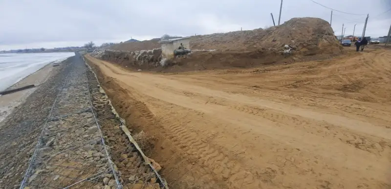 Jaıyq jaǵalaýy betonmen nyǵaıtylyp jatyr