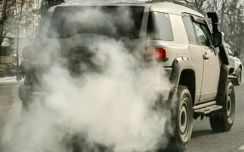 дым от машины, прогрев машины, грязный воздух