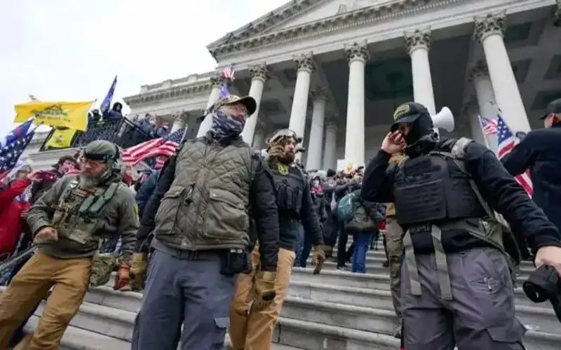 АҚШда полициячи яқинда авф этилган Капитолий ҳужумчисини отиб ўлдирди
