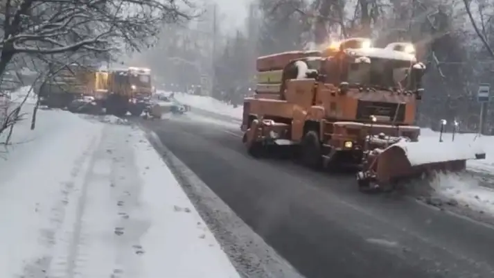 Жидкими реагентами обработали дороги Алматы из-за снегопада