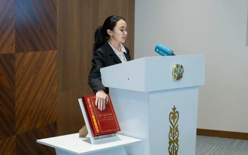 Мемлекеттік қызметшілердің ант беру мәтіні жетілдіріледі