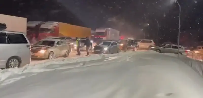 Абай облысында Аягөзден шыққан жерде 100-ден астам көлік кептелісте тұр