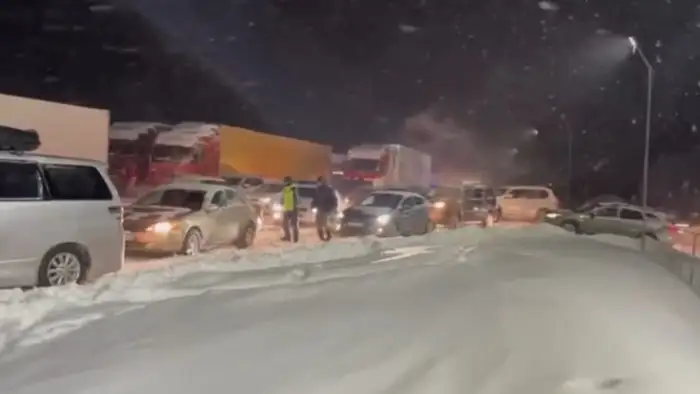 Свыше 100 машин застряли на выезде из Аягоза в области Абай