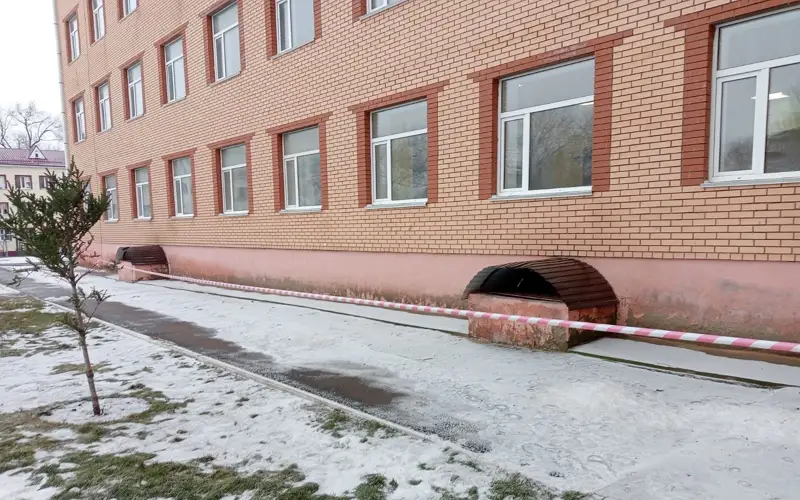 Опасные кирпичи: в Уральске обрушиваются фрагменты фасада школы