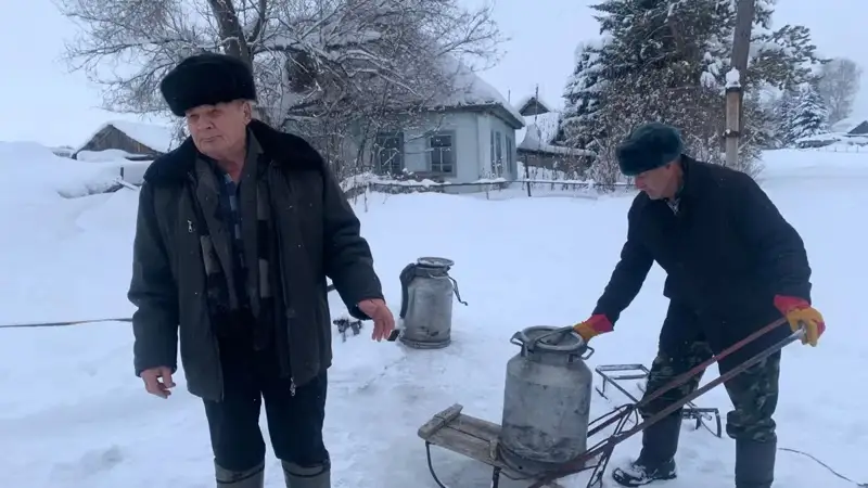 Жители села в Жетысу носят воду из реки 