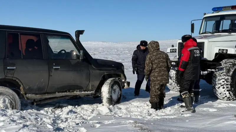 Atyraý oblysynda qalyń qarǵa batqan kólikten 10 munaıshy qutqaryldy
