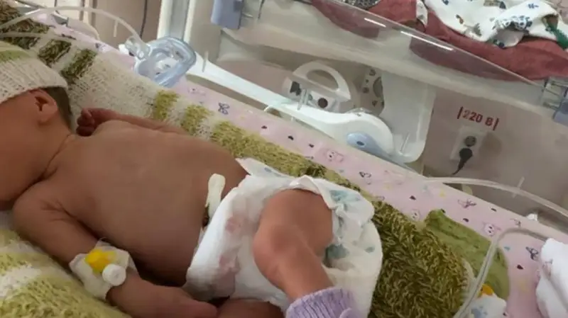 Dárigerler shala týǵan balany qutqardy