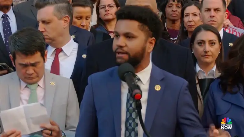 Демократы выходят на митинги в США