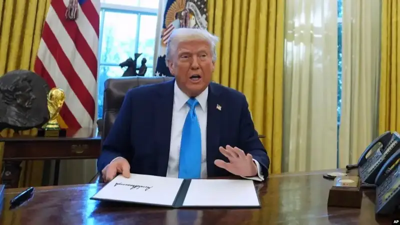 Трамп трансгендерлерге спорттан әйелдер арасындағы жарысқа қатысуға тыйым салды 