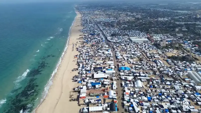 Палатки палестинских беженцев на пляже в Хан-Юнисе на юге сектора Газа