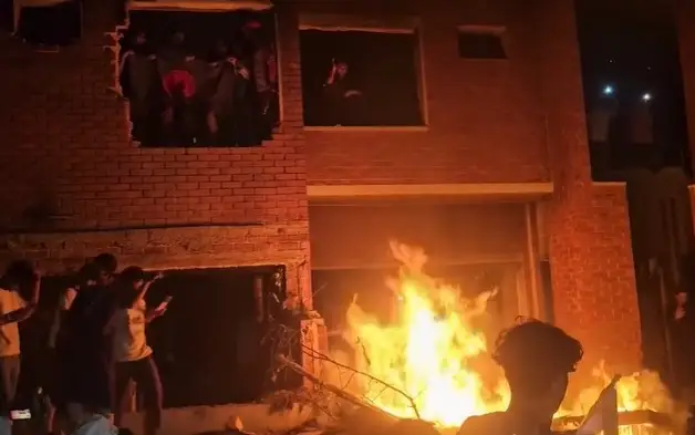 Протестующие подожгли бывший семейный дом экс-премьера Бангладеш