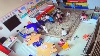 balabaqsha qyzmetkeri balanyń qolyn shyǵaryp jibergen