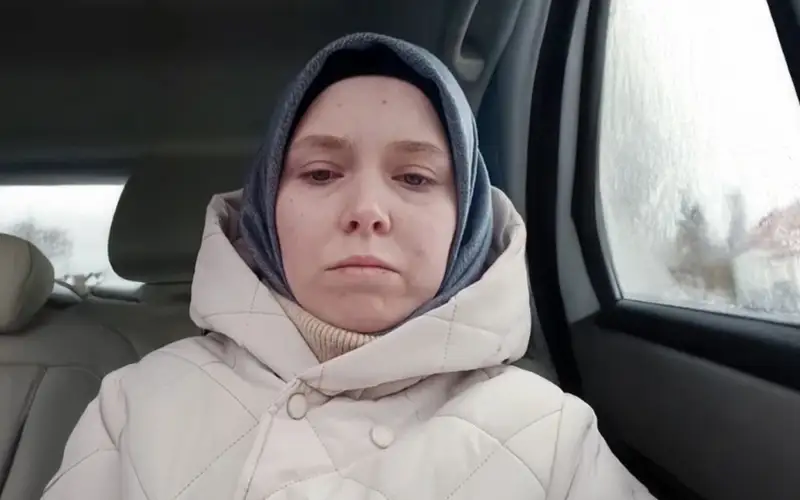 Úıinen qashyp ketken reseılik boıjetken kómek surady 