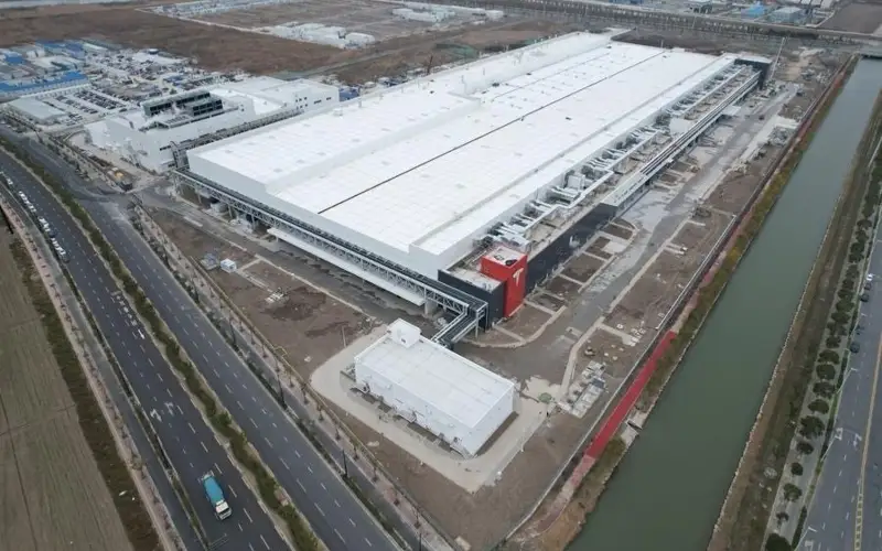 Tesla запускает мегазавод по производству накопителей энергии в Шанхае